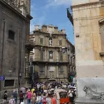 Appartamento Ottanio- Quattro Canti 200 Mt
